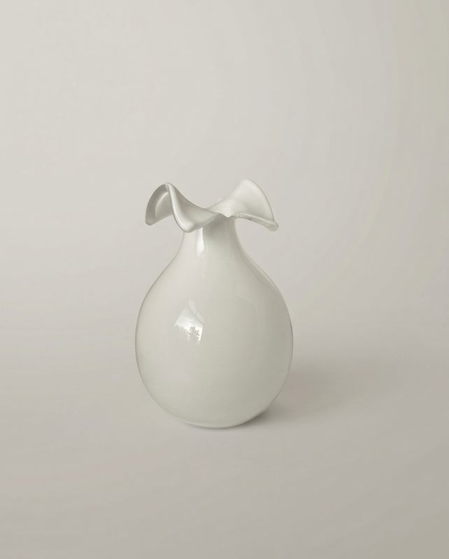 🇵🇱🤍Vintage witte glazen vaas met geplooide rand – Pools design stijl