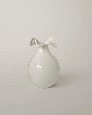Vintage witte glazen vaas met geplooide rand – Pools design stijl