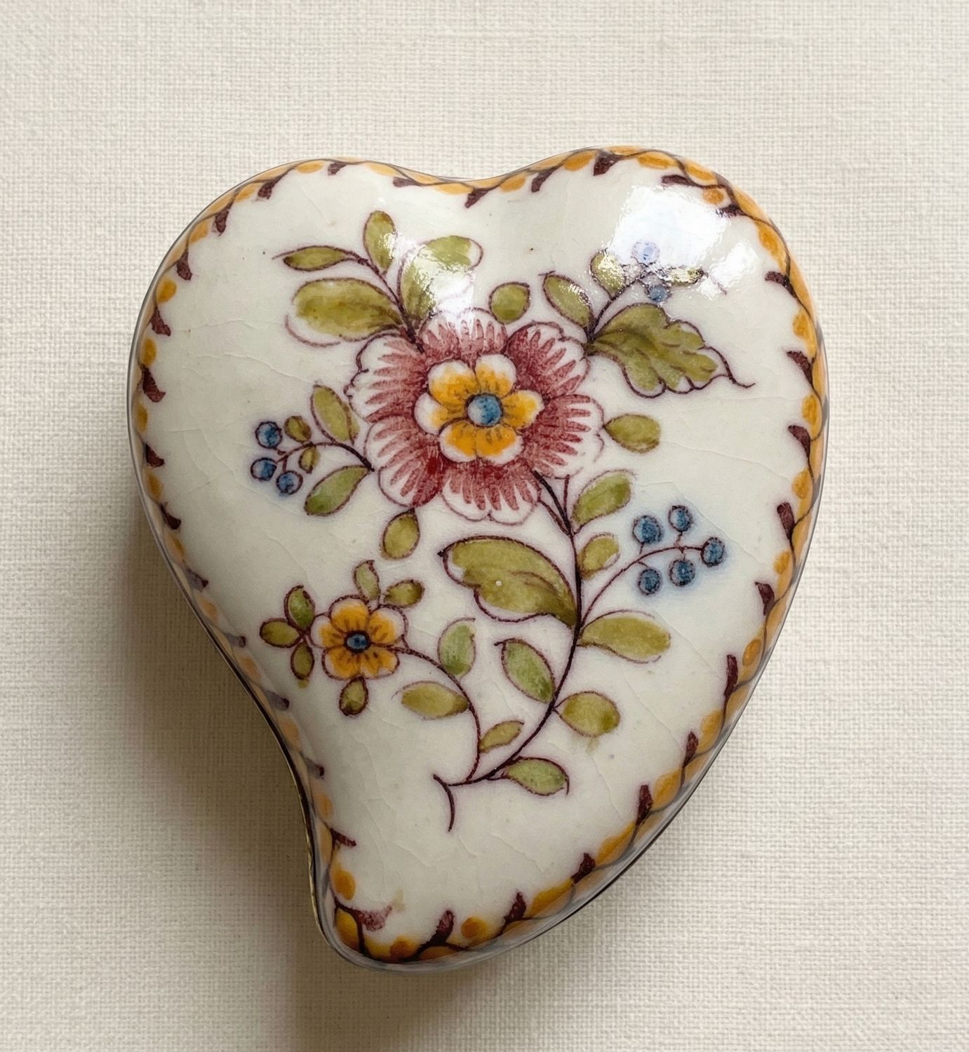 Bovenaanzicht van handbeschilderd keramiek doosje met bloemen