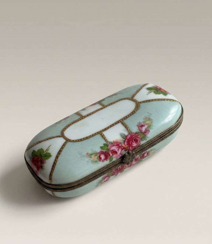 Vintage porseleinen sierdoosje met rozen en goudkleurige rand bovenaanzicht