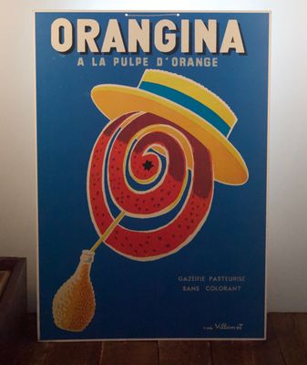 Vintage Orangina reclameposter met blauwe achtergrond, gele hoed en spiraalvormige sinaasappelillustratie.