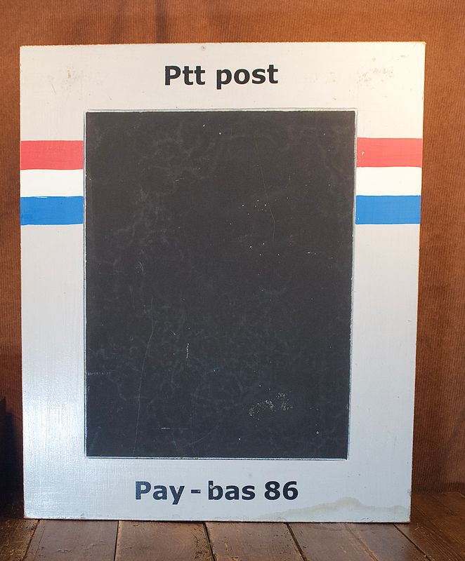 PTT Post krijtbord. Frontaal beeld van het bord waarbij aan de onderkant een beetje waterschade zichtbaar is.