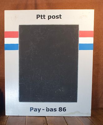 PTT Post krijtbord. Frontaal beeld van het bord waarbij aan de onderkant een beetje waterschade zichtbaar is.