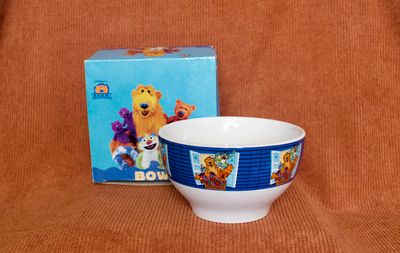 Keramische Bear in the Big Blue House ontbijtkom voor de originele blauwe doos die wat gebruikerssporen heeft.