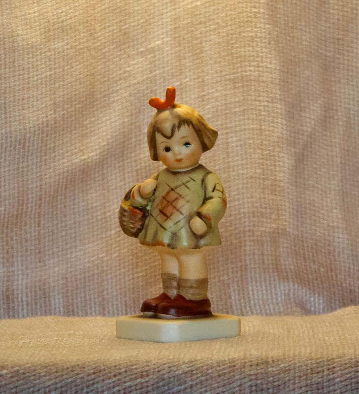 Vooraanzicht van porseleinen Goebel Hummel beeldje nummer 479 I Brought You A Gift