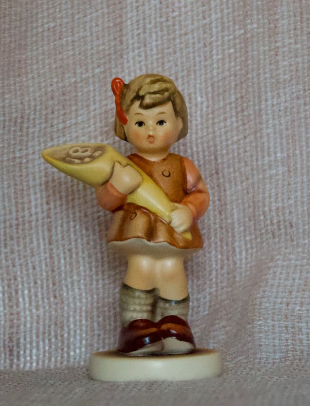 Vooraanzicht Goebel Hummel beeldje Ein süßer Trost van blond meisje met gele snoepzak.