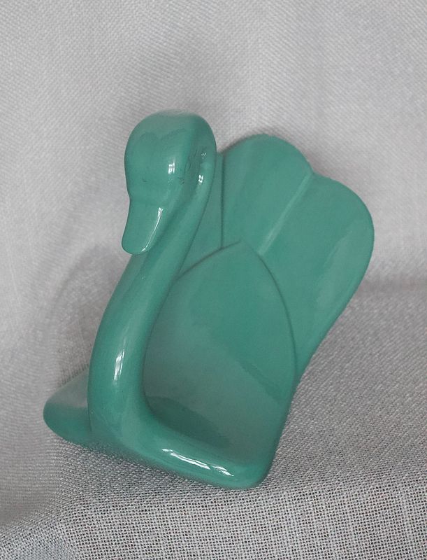 Vintage keramieken zwaan, turquoise studio pottery met Art‑Deco‑invloeden en zachte rondingen