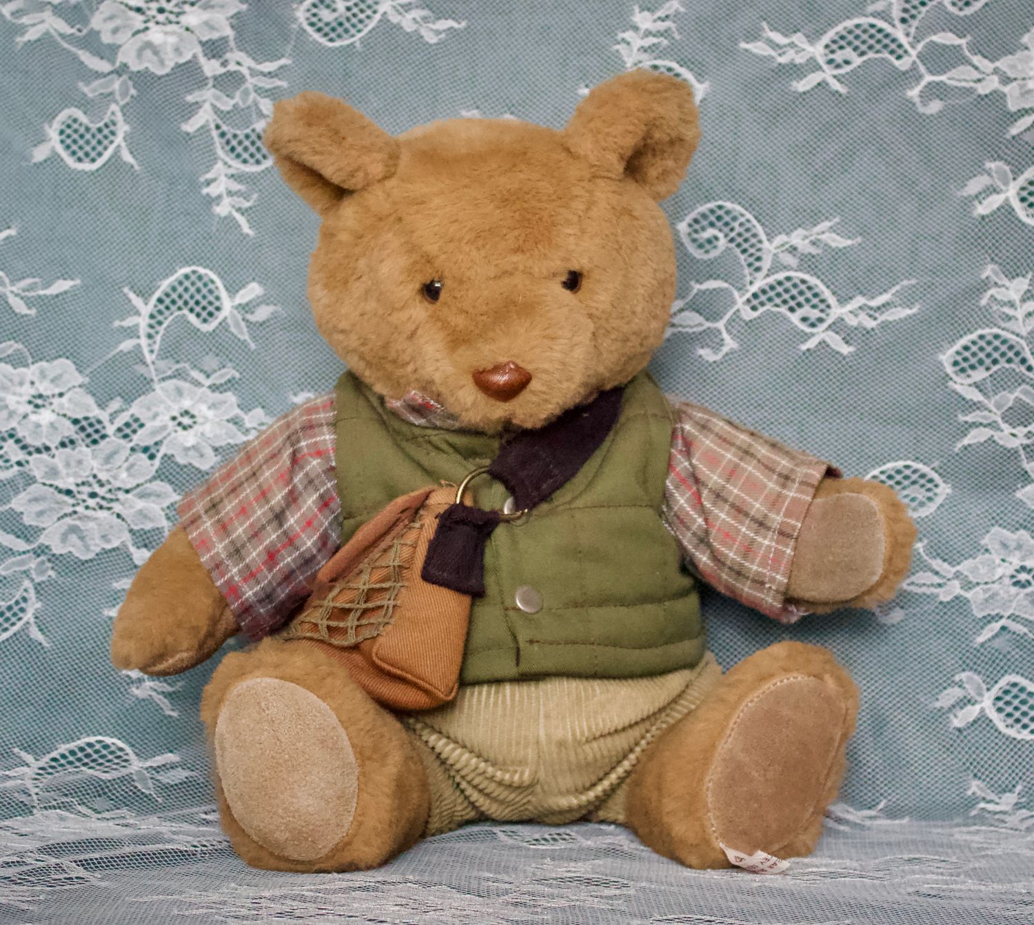 Voorkant Bo‑Bear Designs teddybeer met groene bodywarmer, geruite blouse en licht verkleurde corduroy broek