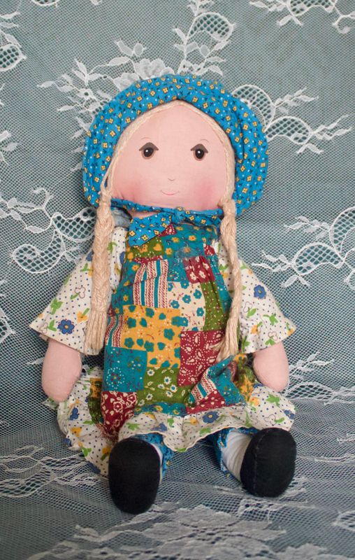 Holly Hobbie pop met patchworkjurk en blauwe kap