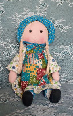 Holly Hobbie pop met patchworkjurk en blauwe kap