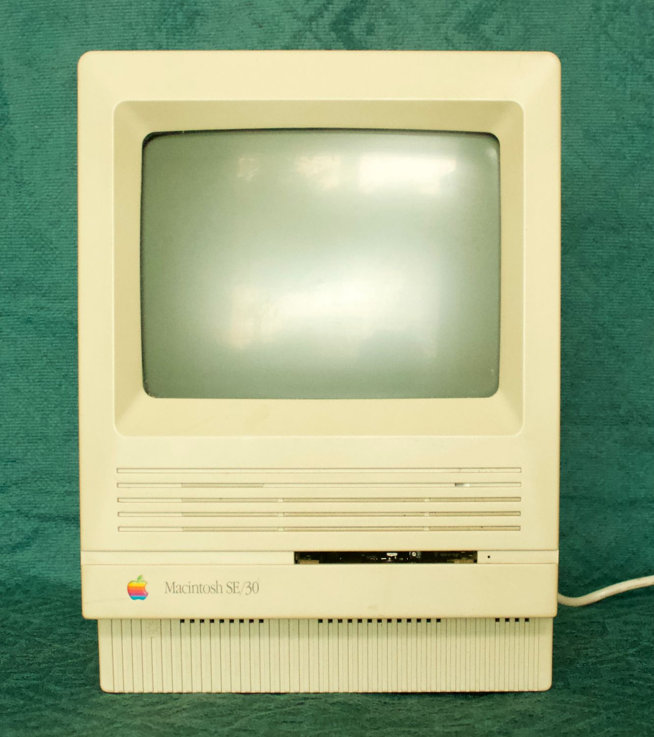 Vintage Apple Macintosh SE/30 compact computer Model M5119 uit 1989 vooraanzicht.