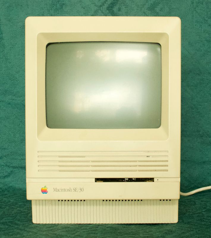 Vintage Apple Macintosh SE/30 (1989) voor de verzamelaar en restaurateur. Vintage Apple Macintosh SE/30 compact computer Model M5119 uit 1989 vooraanzicht.