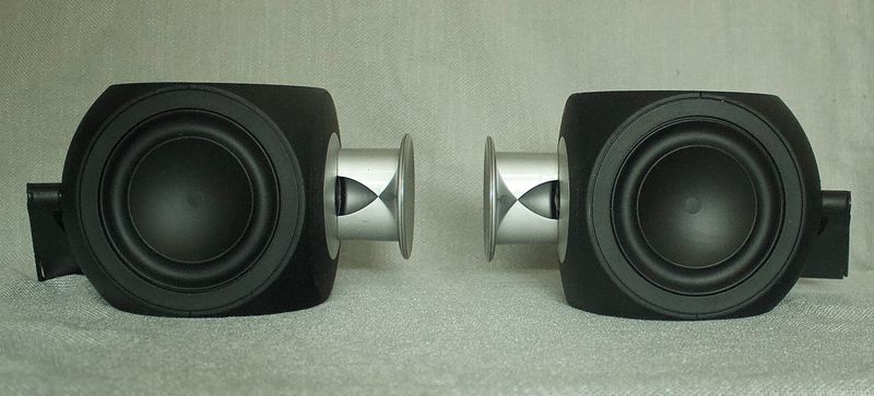 Bang en Olufsen BeoLab 3 zwarte actieve luidsprekers set van 2 met muurbeugels