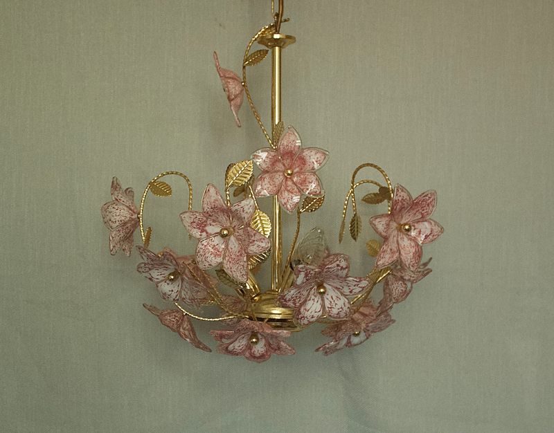 Italiaanse Murano bloemenkroonluchter Totaaloverzicht van de Vintage Hollywood Regency Murano-kroonluchter met roze glazen bloemen op goudkleurig metalen frame
