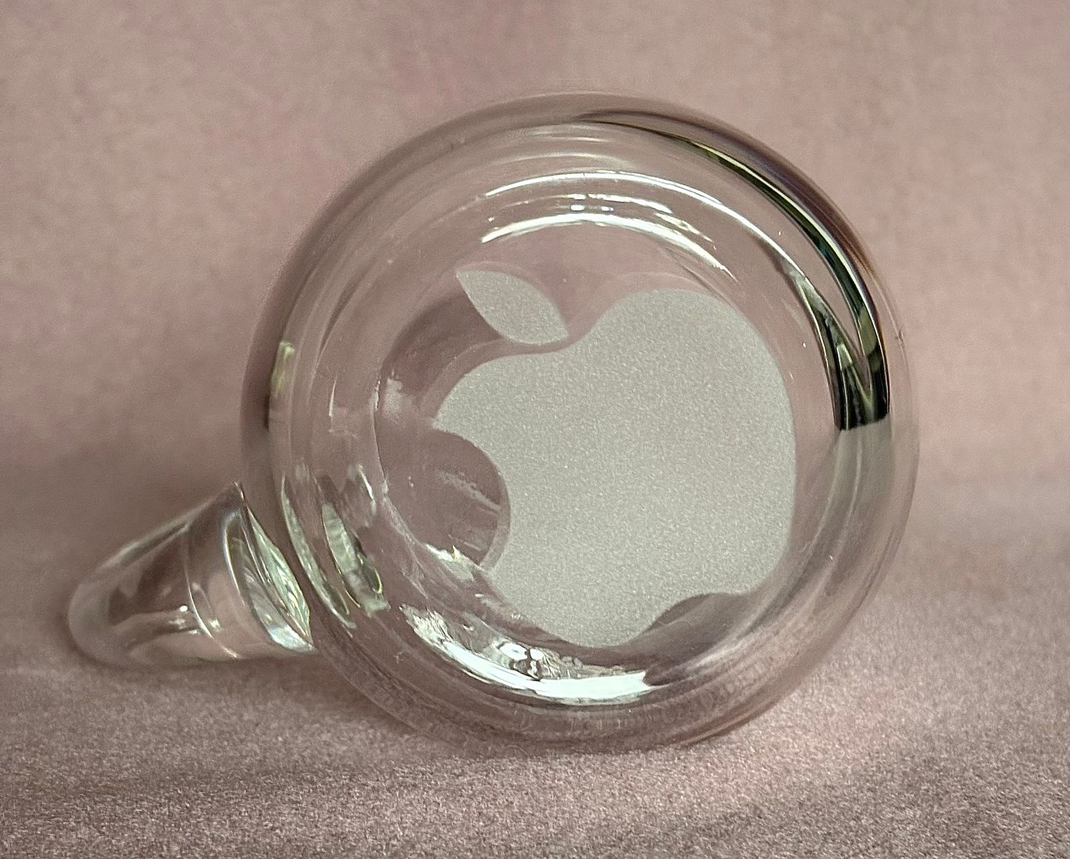 Onderkant van glazen Apple bierpul met mat geëtst Apple-logo op de bodem