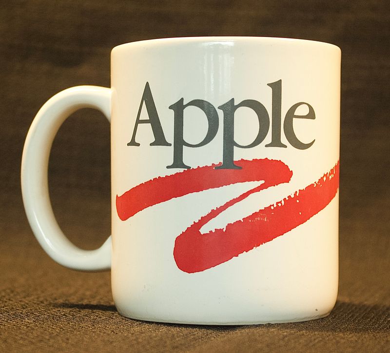 Een vooraanzicht van de witte vintage Apple Computer-mok door Papél, met het grijze 'Apple' tekstlogo in Garamond-lettertype 