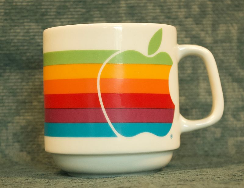 Voorzijde vintage Apple Computer "Six-Color Rainbow Logo" Keramieken Mok (Jaren 80)