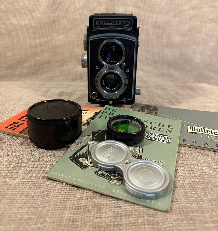Rolleicord IV (Model K3D) TLR, Schneider-Kreuznach Xenar 75mm f/3.5. Complete set rolleicord-iv-tlr-camera-vooraanzicht