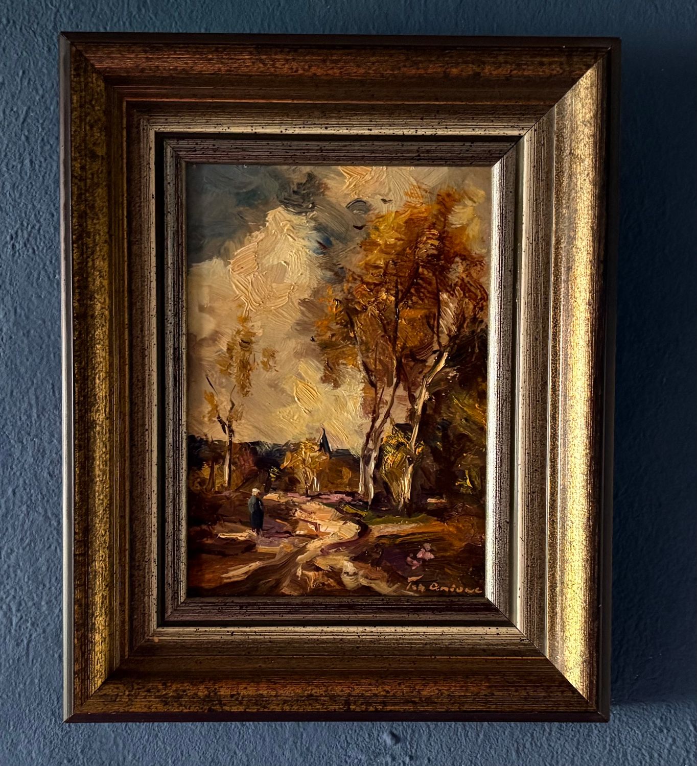 Olieverfschilderij van Ton Anconé in goudkleurige lijst. Impressionistisch herfstlandschap met bospad en wandelaar. 
