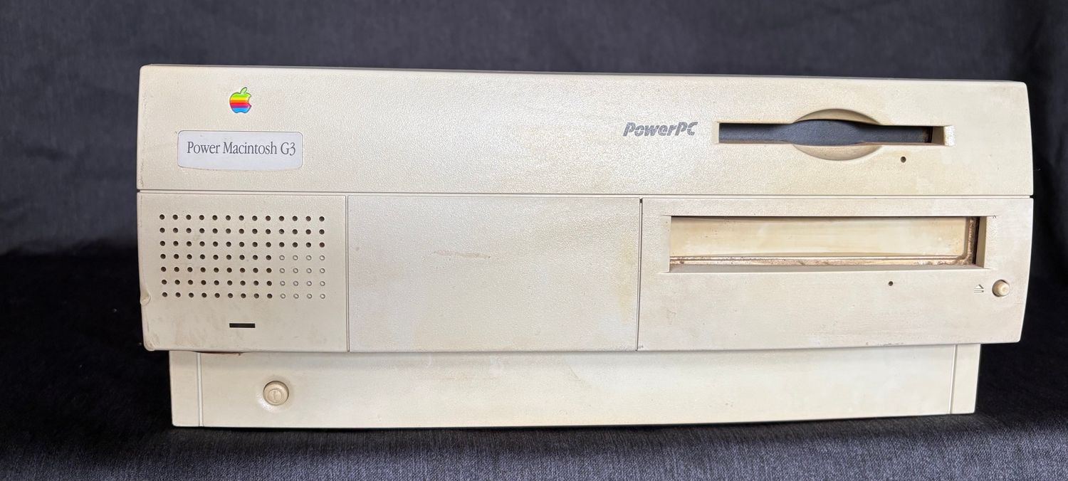 Apple Power Macintosh G3 Desktop, 1997  Verkocht als project, niet als werkende computer.