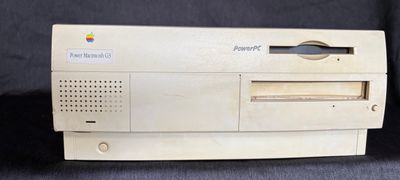 Apple Power Macintosh G3 Desktop, 1997  Verkocht als project, niet als werkende computer.
