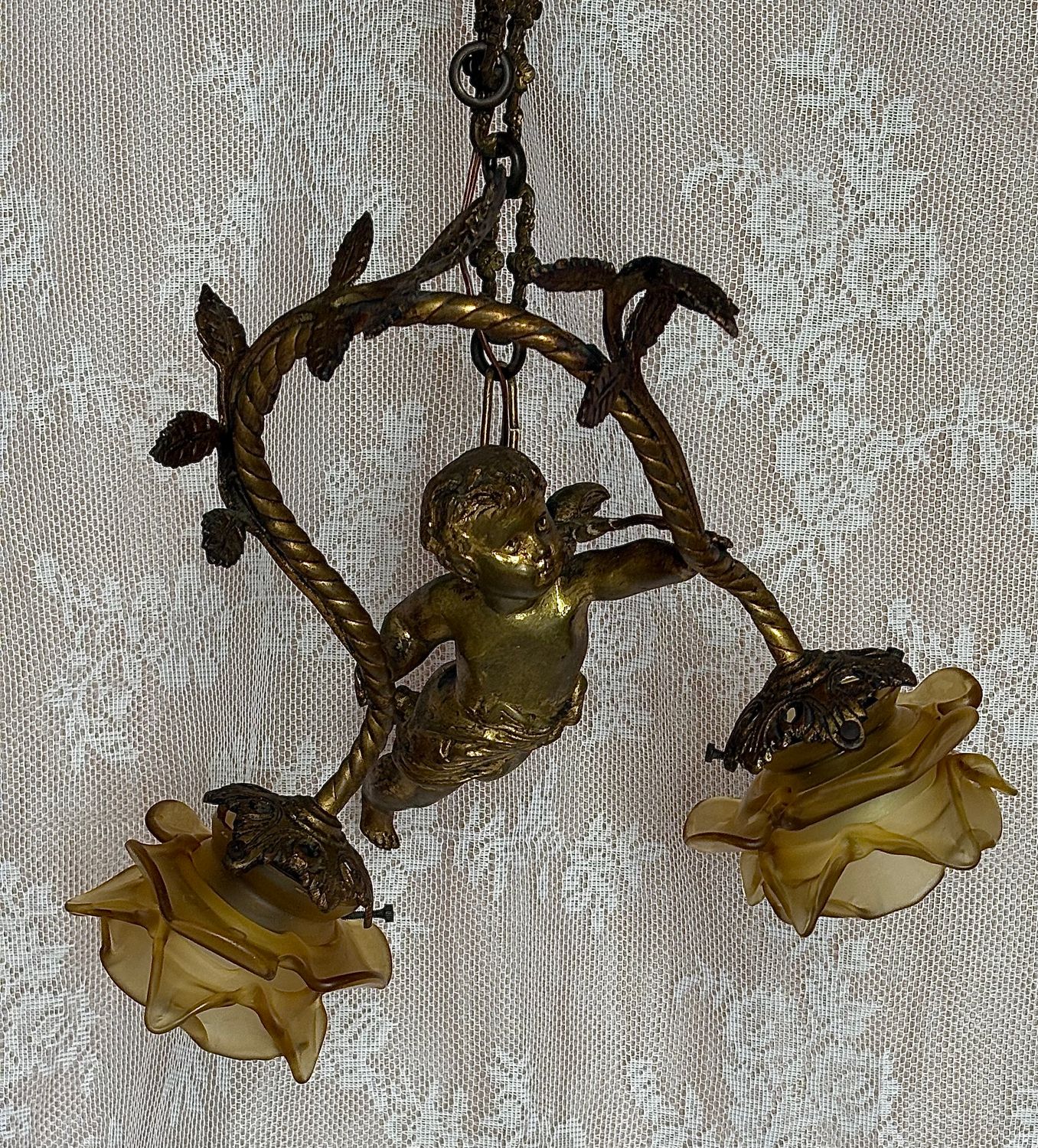 Franse putto hanglamp Belle Époque, geheel vooraanzicht met beide kelken