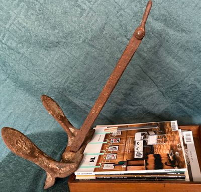 Stokloos ijzeren scheepsanker 52 cm, geheel aanzicht met beide vloeien