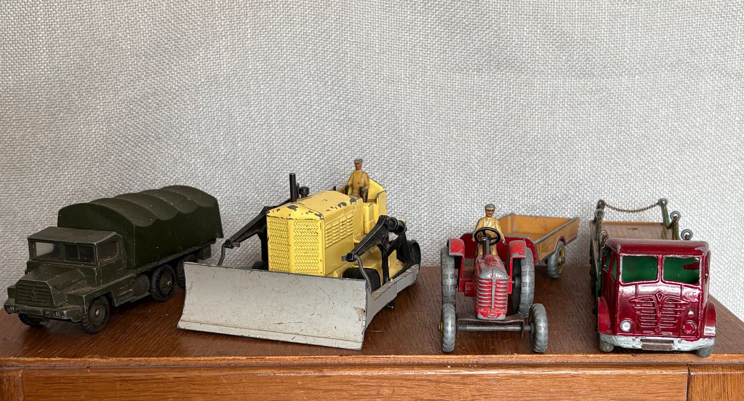 Dinky Toys, Dinky Supertoys. 8 vintage voertuigen.