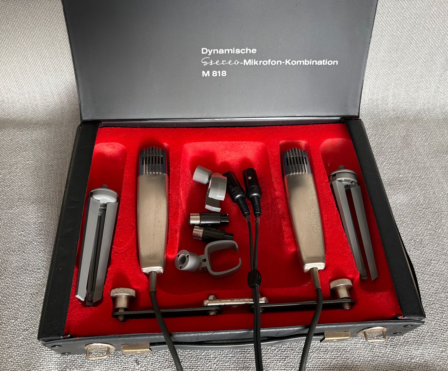 BeyerDynamic M 818 stereo microfoonset, overzicht van de geopende zwarte opbergkoffer met rode voering en de twee microfoons.