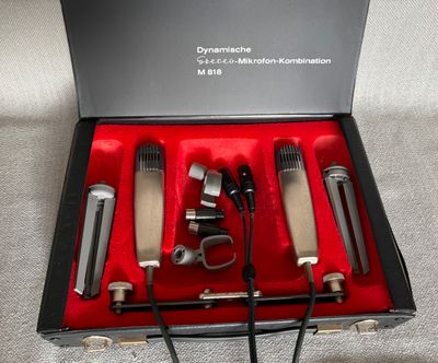 BeyerDynamic M 818 stereo microfoonset, overzicht van de geopende zwarte opbergkoffer met rode voering en de twee microfoons.