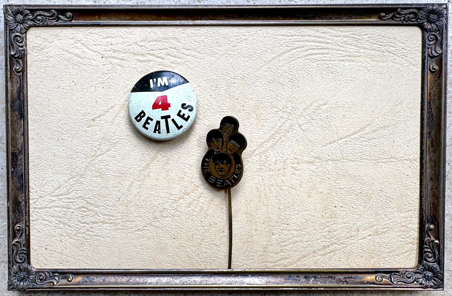 Beatles speldje en button, jaren 60