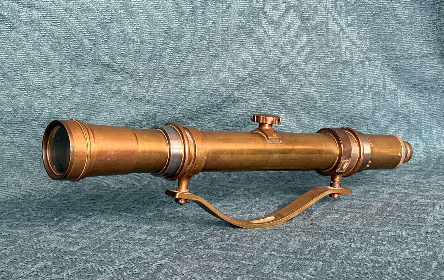 Antieke messing landmeterskijker 48 cm, geheel zijaanzicht op de montagebeugel