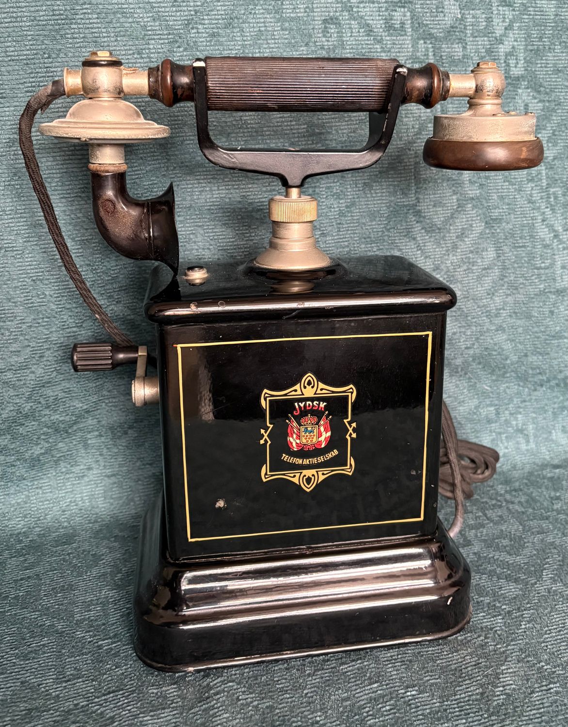 Deense zwengeltelefoon Jydsk circa 1910, geheel vooraanzicht met hoorn op de vork