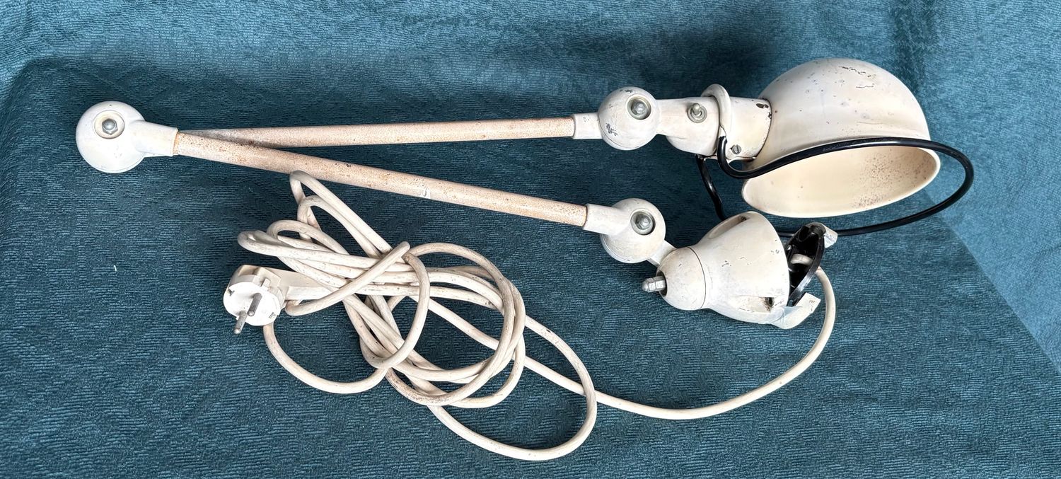 Jieldé Standard werklamp twee armen, geheel aanzicht in crèmewitte lak