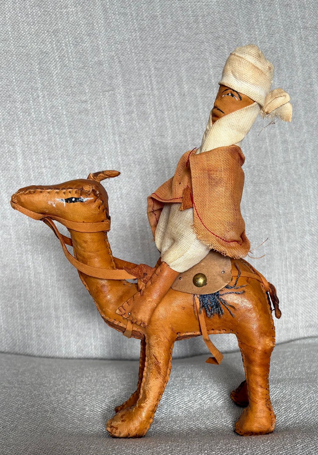 Vintage lederen kameel met rijder, geheel zijaanzicht