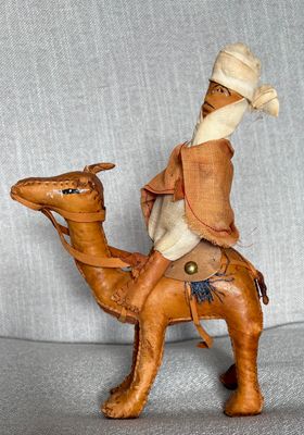 Vintage lederen kameel met rijder, geheel zijaanzicht