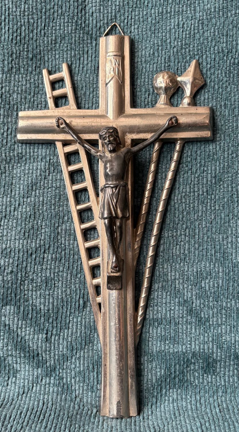 Arma Christi kruisbeeld art deco, geheel vooraanzicht met alle passiewerktuigen