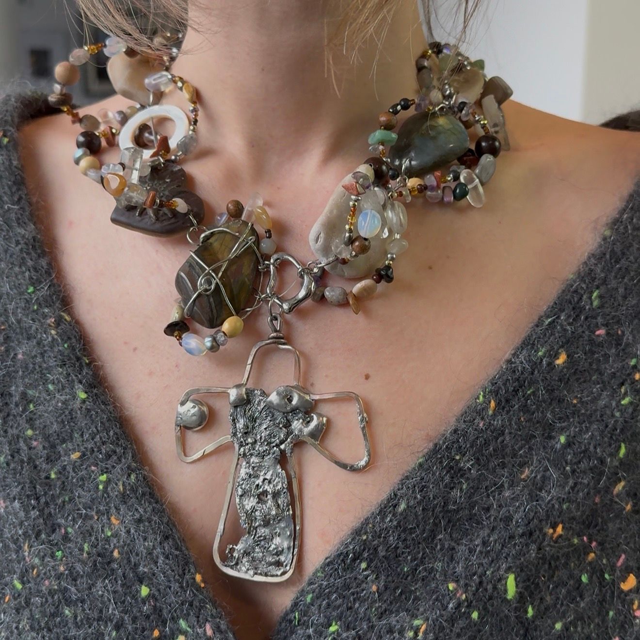 Naszyjnik z surowych kamieni z krzyżem