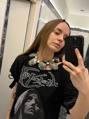 Naszyjnik ze śmieci odkurzacza