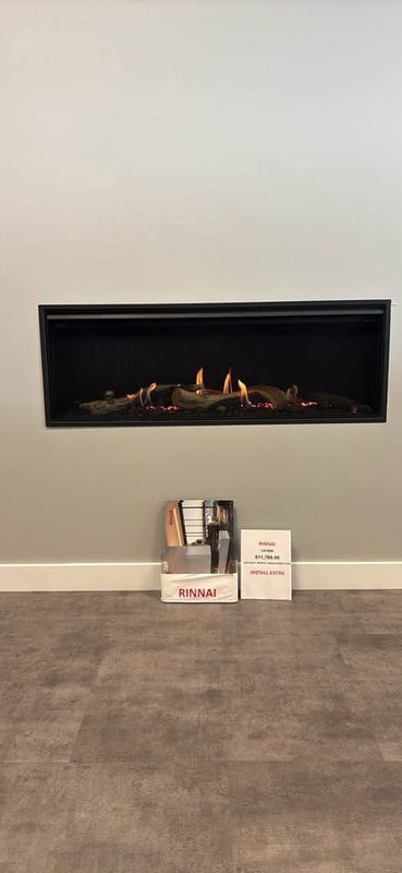 Rinnai LS1000 Gas Log Fire- Floor Model