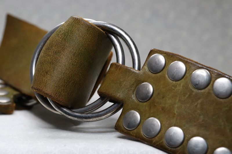 Jigsaw links studded belt