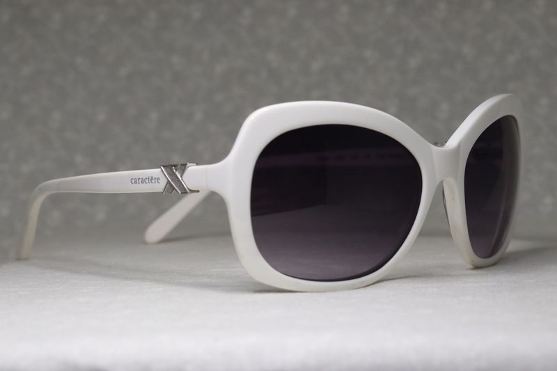 Caractère white sunglasses