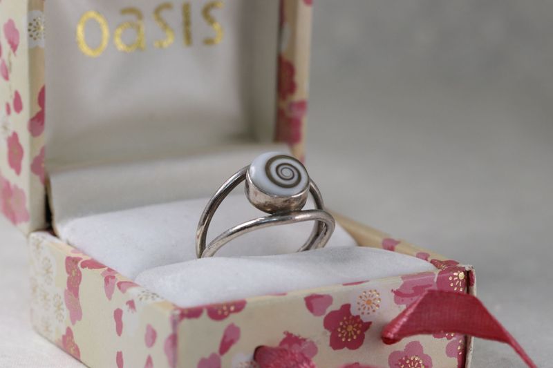 Oasis silver swirl stone ring