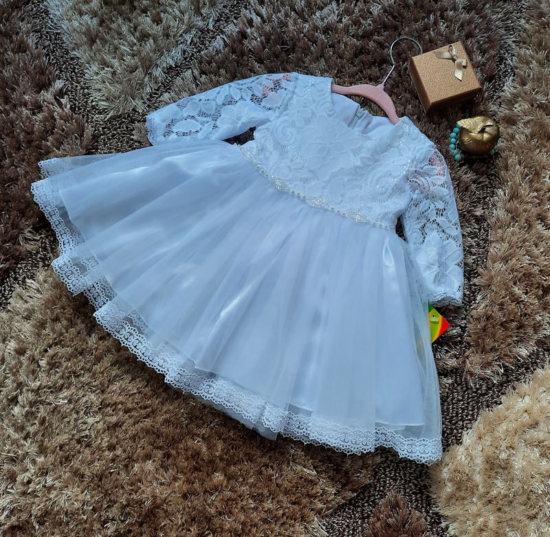 Sukienka do chrztu z białej koronki z długim rękawem