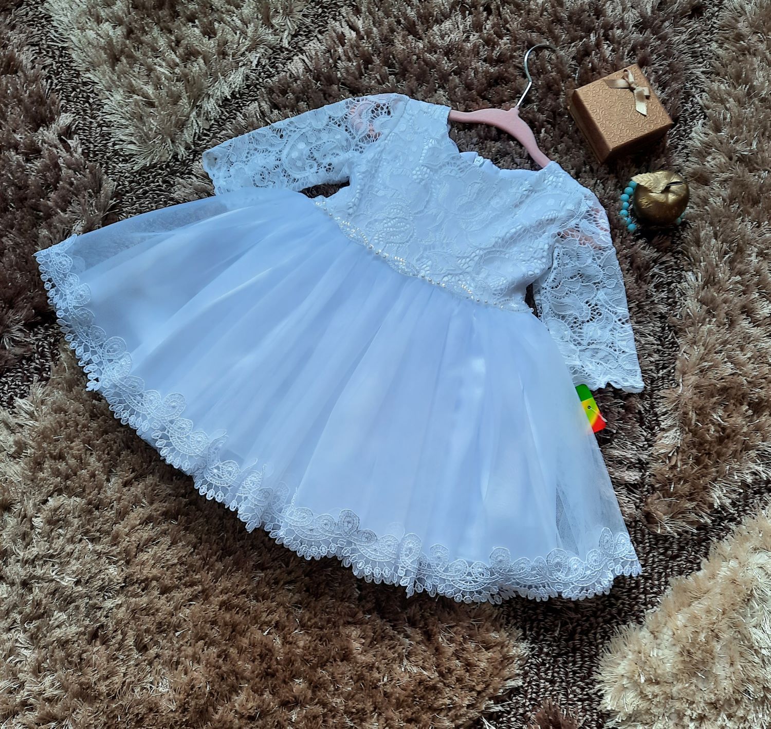 Sukienka do chrztu z białej koronki z długim rękawem