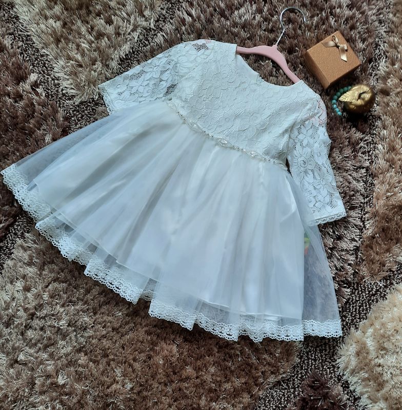 Sukienka z tiulu do chrztu dla dziewczynki z długim rękawem