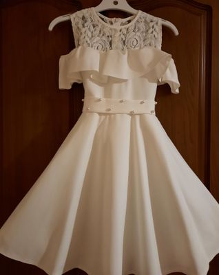 Biała sukienka wizytowa dla dziewczynki