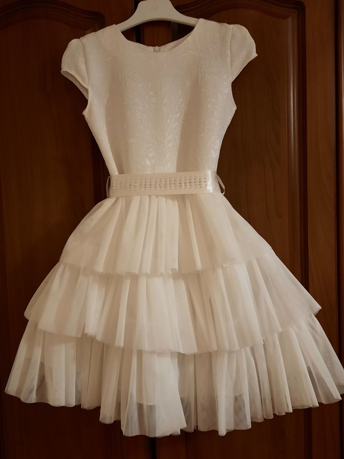 Tiulowa, biała sukienka dla dziewczynki na wesele z krótkim rękawem