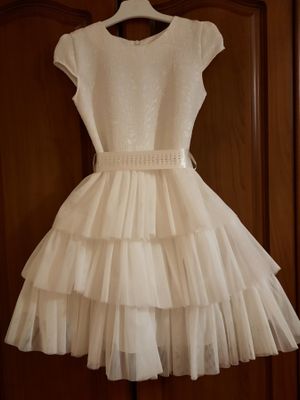 Tiulowa, biała sukienka dla dziewczynki na wesele z krótkim rękawem