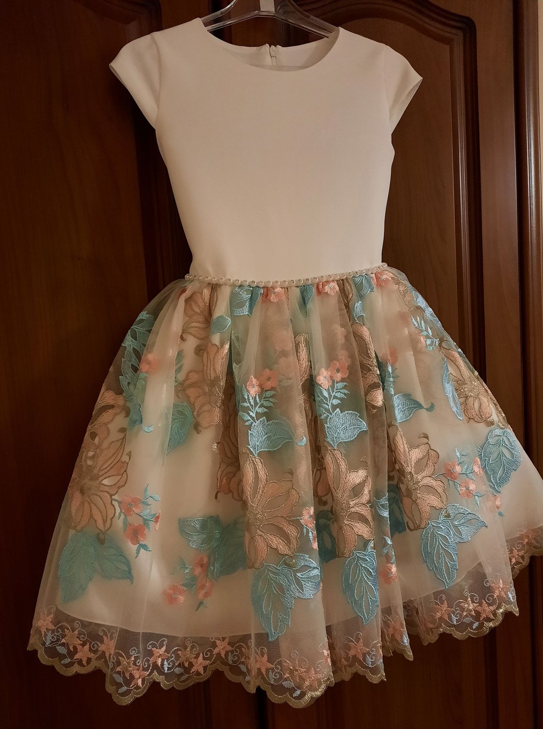 Tiulowa sukienka dla dziewczynki na wesele z krótkim rękawem